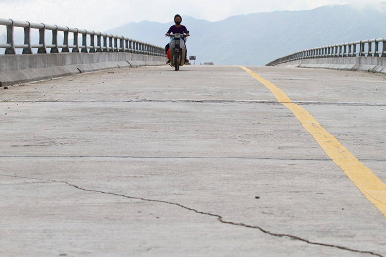 Cầu và đường gần 80 tỷ đồng xuất hiện vết nứt sau vài tháng bàn giao ảnh 2 Nhiều vết nứt xuất hiện ở phía đầu cầu sau vài tháng đưa vào sử dụng. Ảnh: Đức Hùng