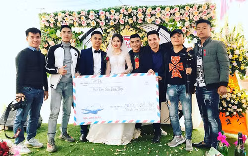 Nhìn phong bì mừng cưới là biết của đám bạn thân rồi.