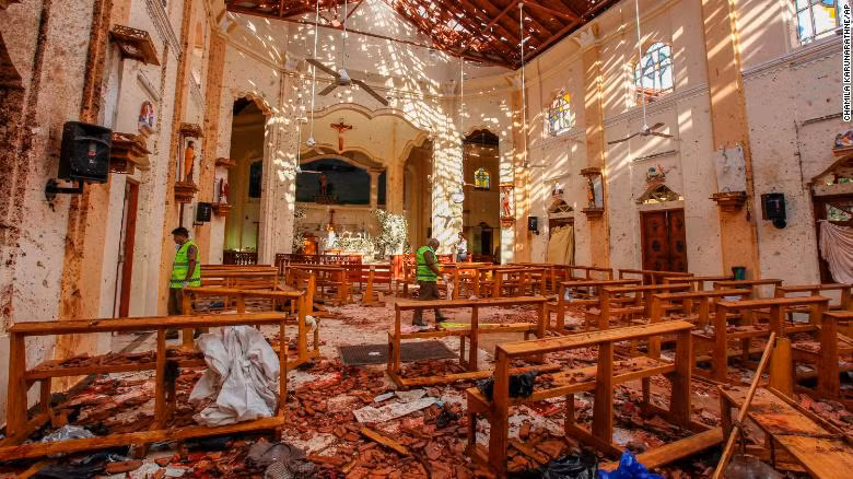 Nhà thờ St. Sebastian"s ở Negombo tan hoang sau khi bị tấn công