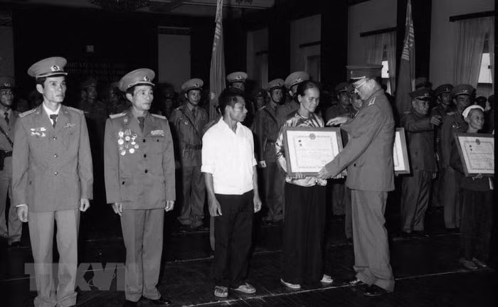 Hình ảnh về hoạt động đối nội của nguyên Chủ tịch nước Lê Đức Anh ảnh 2