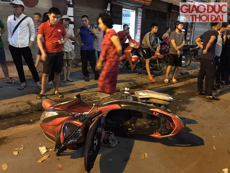 Xe Airblade chở 2 người cũng hư hại nặng.