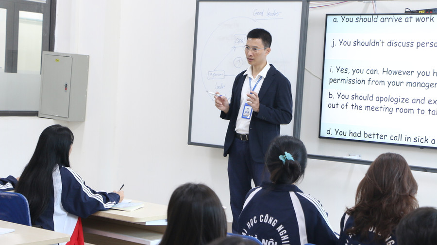 Giảng viên Trường ĐH Công nghiệp Hà Nội và các em sinh viên trong một giờ học trên lớp. Ảnh: Đình Tuệ.