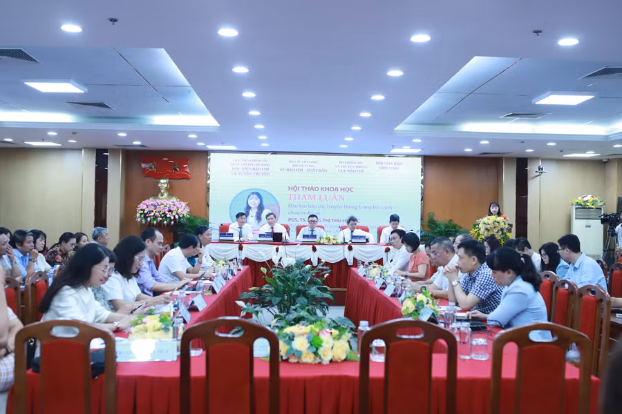 Hội thảo cùng lắng nghe ý kiến tham luận của các đại biểu về công tác đào tạo báo chí, truyền thông.