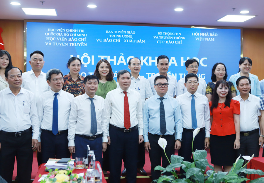 Các đại biểu chụp ảnh lưu niệm trước giờ giải lao giữa hội thảo. Các đại biểu chụp ảnh lưu niệm trước giờ giải lao giữa hội thảo.