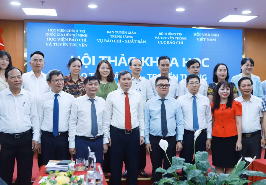 Các đại biểu chụp ảnh lưu niệm trước giờ giải lao giữa hội thảo.