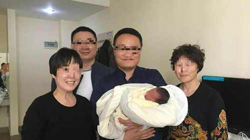 Cha mẹ của đôi vợ chồngShen Jie và Liu Xi cùng cháu trai ra đời bằng phương pháp mang thai hộ. Cha mẹ của đôi vợ chồngShen Jie và Liu Xi cùng cháu trai ra đời bằng phương pháp mang thai hộ. Ảnh: Sina