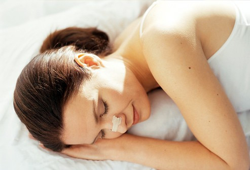 Mẹo hay để ngủ ngon khi bị ngạt mũi, khó thở ảnh 1 dam bao giac ngu ngon khi bi ngat mui, kho tho - 1