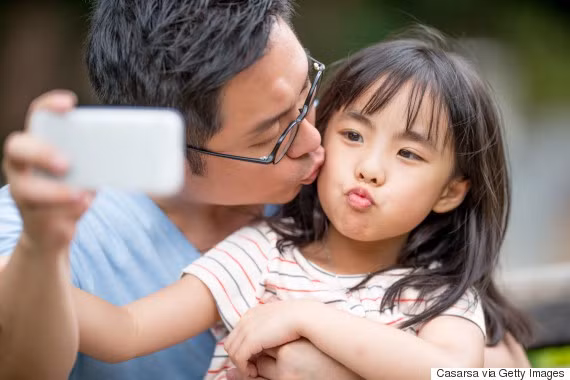 Đăng ảnh con trên facebook bố mẹ nhất định không được làm điều này - Ảnh 1.