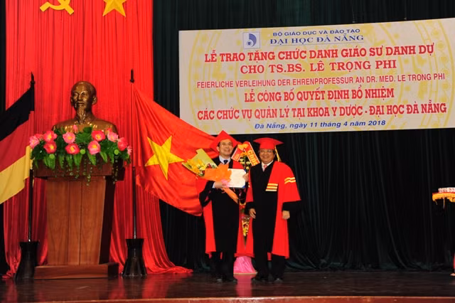  GS.TS Trần Văn Nam – Giám đốc ĐH Đà Nẵng phong tặng GS danh dự cho TS.BS Lê Trọng Phi. 