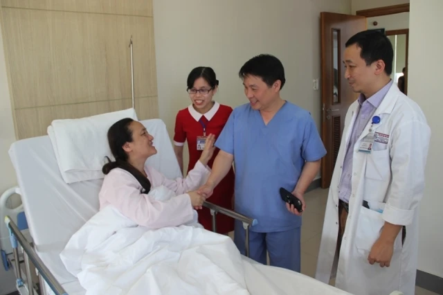 Bệnh nhân Tống Chí Anh cảm ơn đội ngũ y bác sĩ Trung tâm điều trị theo yêu cầu và quốc tế, Bệnh viện T.Ư Huế đã cứu sống mình