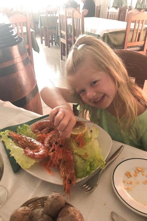 Isla được nhận xét là cô bé hài hước, vui vẻ.