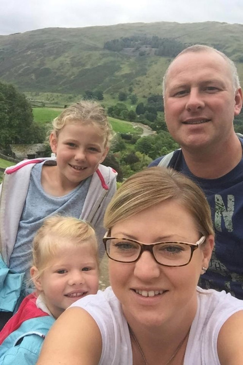 Gia đình của cô bé Isla.