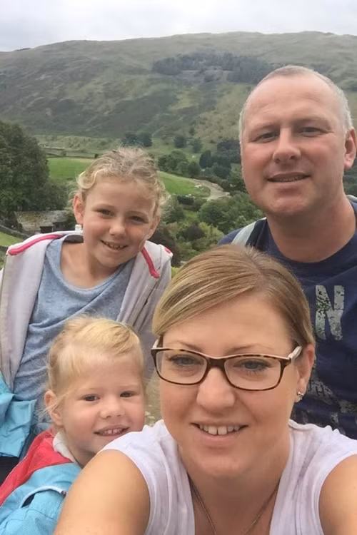 Gia đình của cô bé Isla.