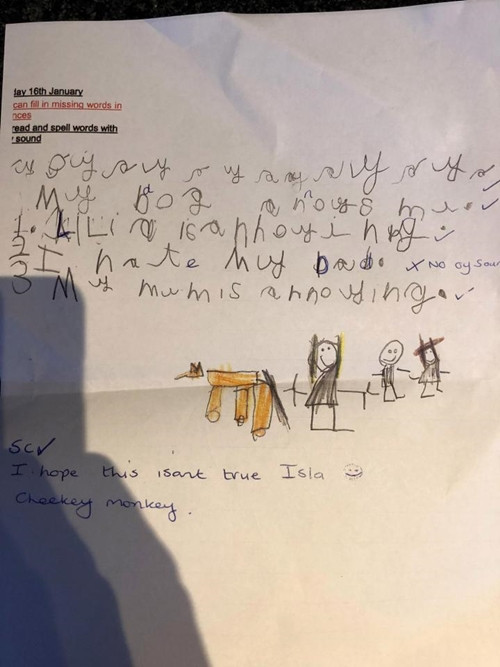 Bài tập về nhà có vẽ hình minh họa là bố mẹ, chị gái và chú cún cưng của Isla.