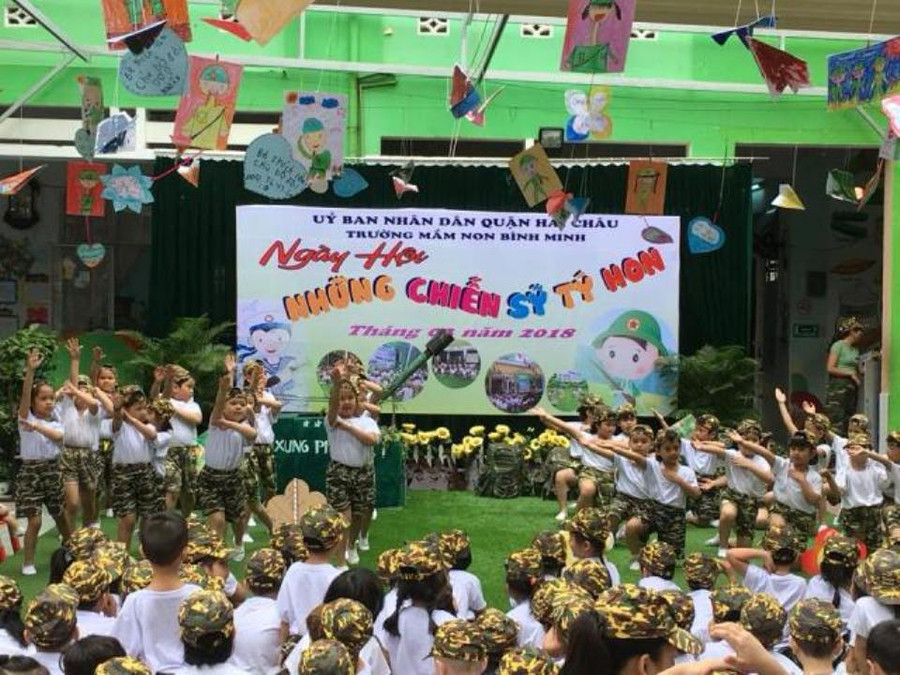 Một tiết mục biểu diễn dân vũ khai mạc Ngày hội Những chiến sĩ nhí.