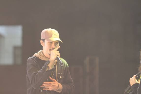 Rapper Đen Vâu “đốt cháy” sân khấu với hit “Đưa nhau đi trốn”,… Rapper Đen Vâu “đốt cháy” sân khấu với hit “Đưa nhau đi trốn”,…