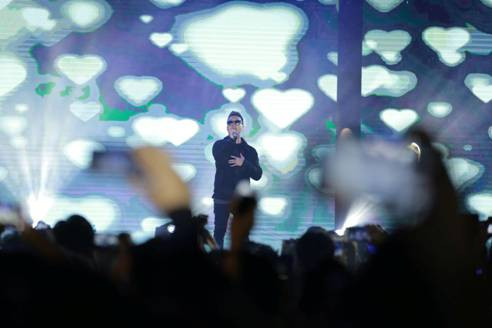 Justatee khiến khán giả “phát cuồng” với hàng loạt ca khúc đình đám “Đã lỡ yêu em nhiều”, “Forever alone”, “Về nhà ăn Tết”,… Justatee khiến khán giả “phát cuồng” với hàng loạt ca khúc đình đám “Đã lỡ yêu em nhiều”, “Forever alone”, “Về nhà ăn Tết”,…