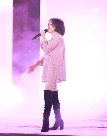 Nữ ca sĩ Phương Ly mở màn và làm nóng bầu không khí với hit “Mặt trời của em”, “Cùng anh”, Nữ ca sĩ Phương Ly mở màn và làm nóng bầu không khí với hit “Mặt trời của em”, “Cùng anh”,