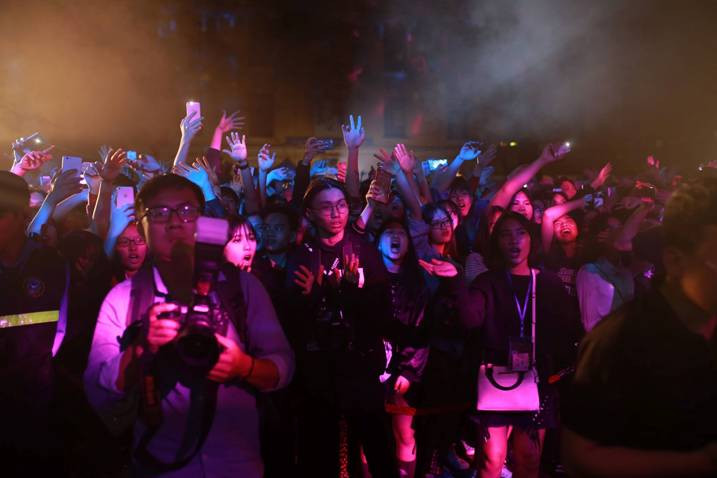 FETH (From eyes to heart) là một hoạt động thường niên của học sinh trường THPT Phan Đình Phùng. Sự kiện đã thu hút sự chú ý của hàng nghìn các bạn trẻ trên toàn địa bàn thành phố Hà Nội. FETH (From eyes to heart) là một hoạt động thường niên của học sinh trường THPT Phan Đình Phùng. Sự kiện đã thu hút sự chú ý của hàng nghìn các bạn trẻ trên toàn địa bàn thành phố Hà Nội.