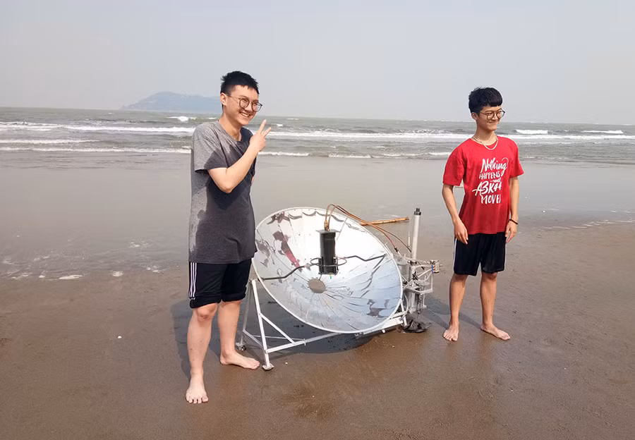 Hai em Văn Long và Nhật Anh đem hệ thống ra biển thử nghiệm