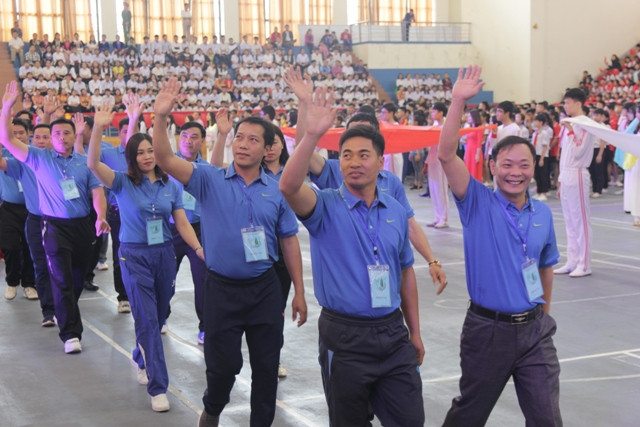 Đoàn trọng tài diễu hành tại lễ khai mạc