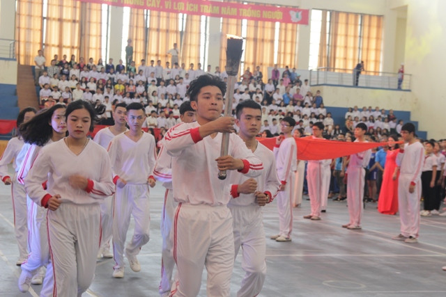 Rước ngọn lửa truyền thống Phù Đổng từ Bảo tàng Xô Viết - Nghệ Tĩnh