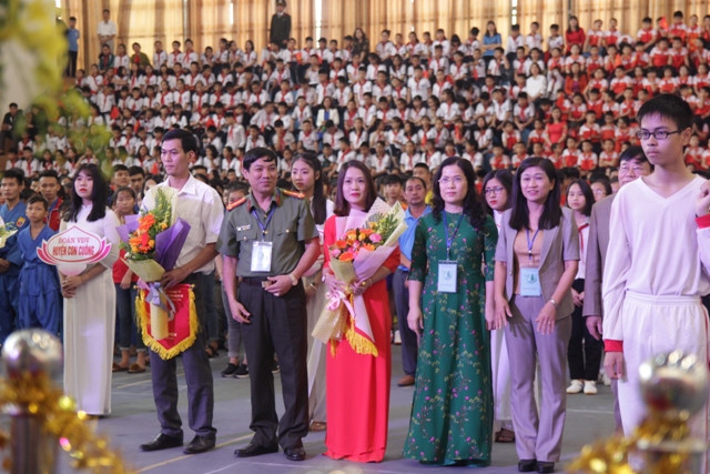 Trao cờ lưu niệm và hoa cho đại diện các đoàn vận động viên tham dự Hội khỏe