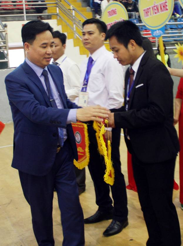 TS Lê Mạnh Hùng – Phó Vụ trưởng Vụ Giáo dục Thể chất (Bộ GD&ĐT) tặng cờ lưu niệm cho các đoàn