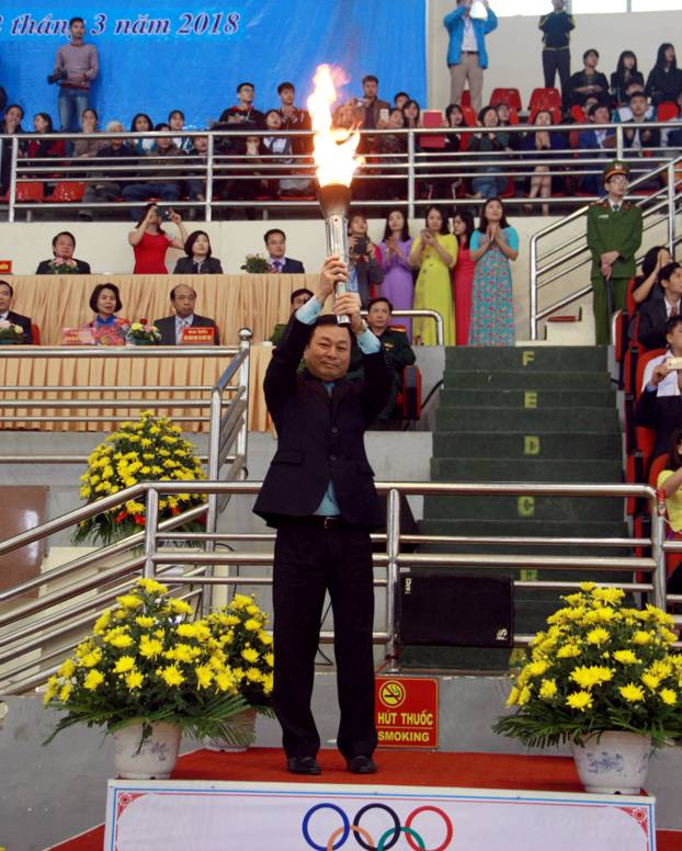 Đồng chí Bùi Văn Quang – Phó Bí thư Thường trực Tỉnh uỷ Phú Thọ thắp sáng đài lửa HKPĐ tỉnh Phú Thọ lần thứ XVIII