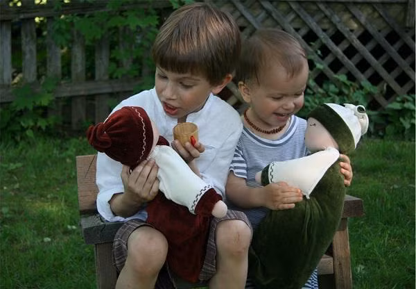 5 nguy co tiem an khi con trai thich choi bup be ma me can luu y - 3