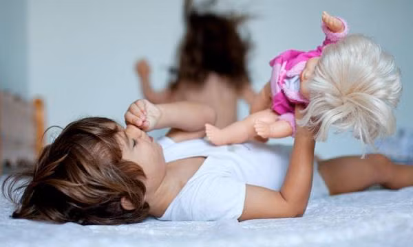 5 nguy co tiem an khi con trai thich choi bup be ma me can luu y - 1