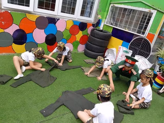 Cùng thi gấp áo quần nhanh, đẹp