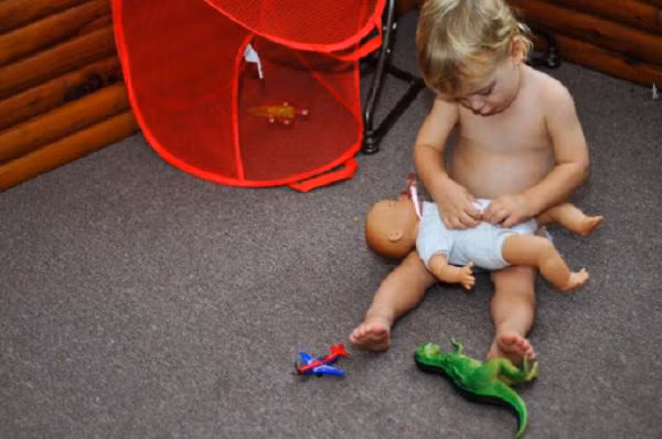 5 nguy cơ tiềm ẩn khi con trai thích chơi búp bê