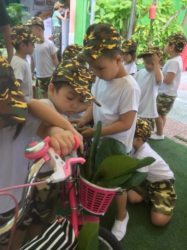 Hỗ trợ nhau vượt chướng ngại vật trên đường thồ hàng