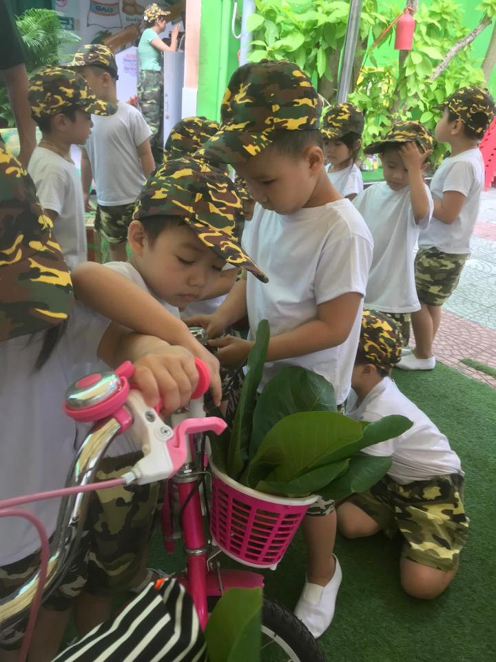 Hỗ trợ nhau vượt chướng ngại vật trên đường thồ hàng