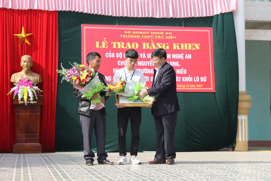 Trao bằng khen của UBND tỉnh cho nam sinh dũng cảm cứu người