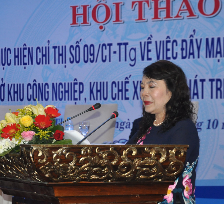 Thứ trưởng Bộ GD&ĐT Nguyễn Thị Nghĩa phát biểu khai mạc Hội thảo.