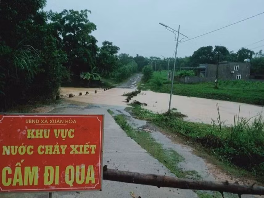 Những đập tràn được cắm biển cảnh báo.