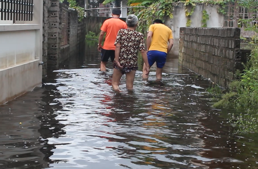 Rất nhiều nơi ở xã Quảng Thái, người dân di chuyển bì bõm trong nước. Rất nhiều nơi ở xã Quảng Thái, người dân di chuyển bì bõm trong nước.