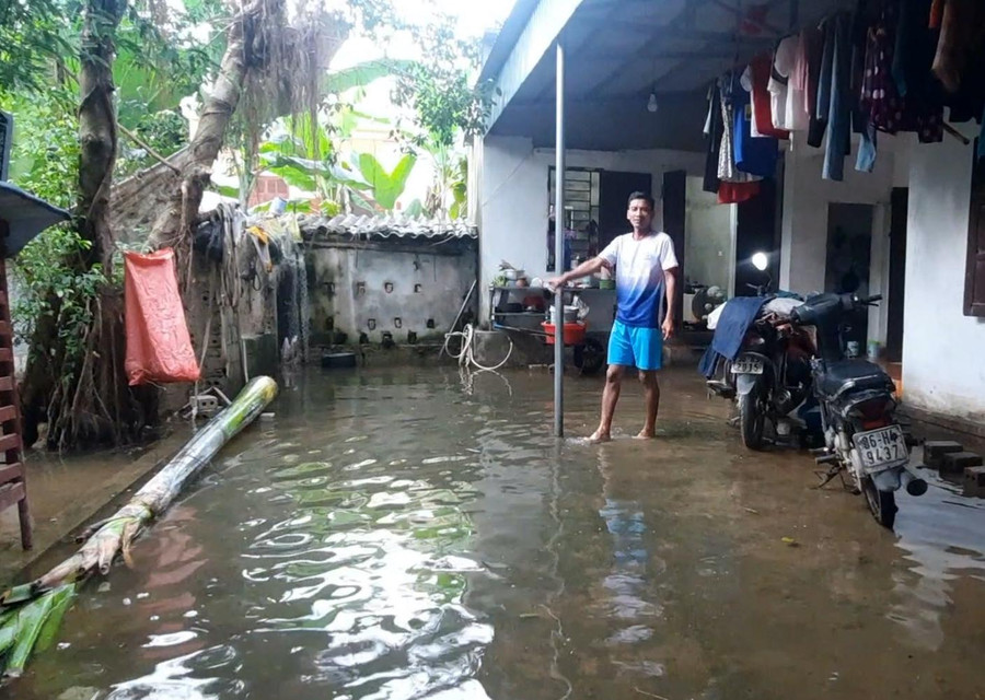 Nước ngập nhiều ngày khiến cuộc sống người dân đảo lộn. Nước ngập nhiều ngày khiến cuộc sống người dân đảo lộn.