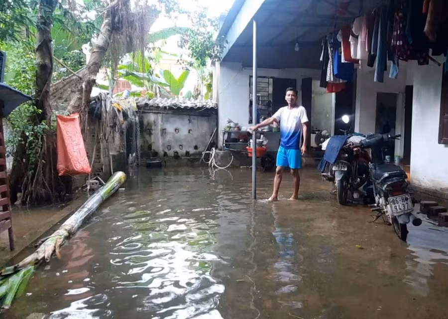 Nước ngập nhiều ngày khiến cuộc sống người dân đảo lộn. Nước ngập nhiều ngày khiến cuộc sống người dân đảo lộn.