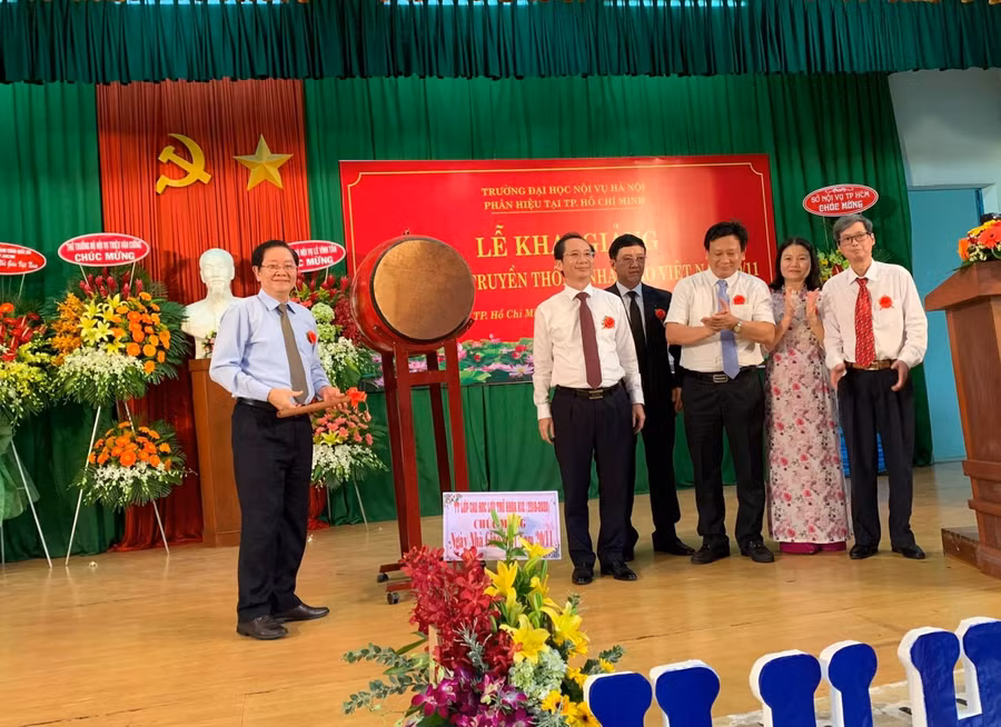 Bộ trưởng bộ Nội vụ Lê Vĩnh Tân đánh trống khai giảng tại Phân hiệu TP HCM.