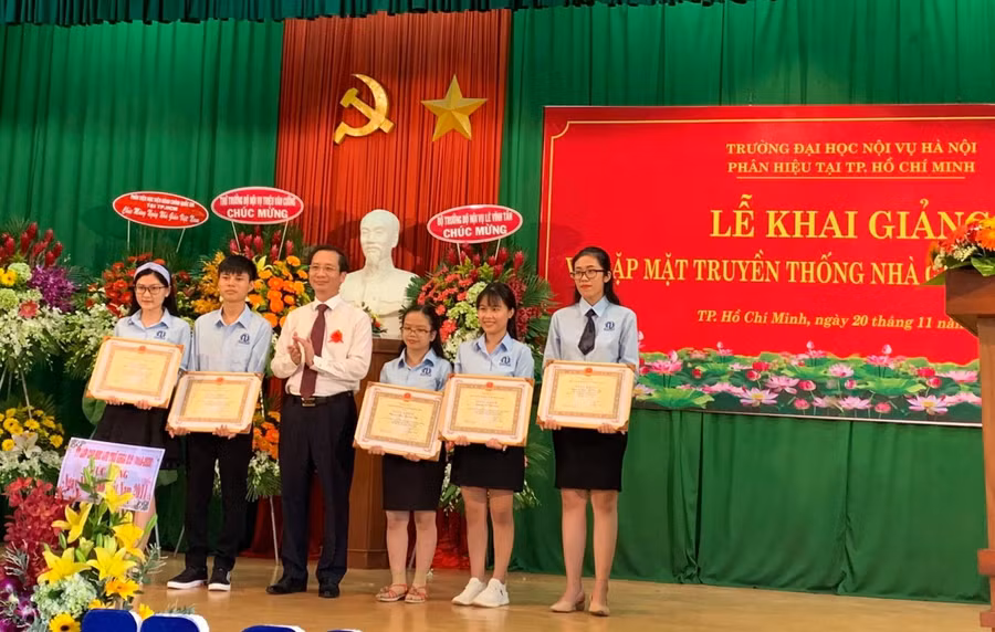 Hiệu trưởng Trường ĐH Nội vụ Hà Nội trao giấy khen cho 4 thủ khoa và 1 sinh viên xuất sắc ngành.