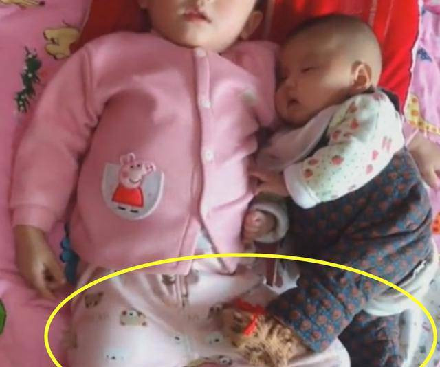 Cho con sơ sinh ngủ cùng bé lớn, khi giở chăn ra mẹ đứng tim vì điều này