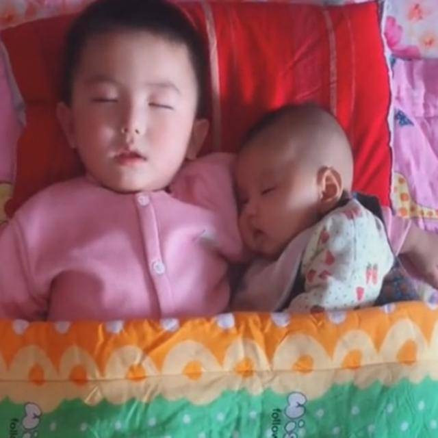 cho con so sinh ngu cung be lon, khi gio chan ra nguoi me goi chong den ngay lap tuc - 1