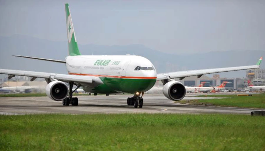 Một máy bay của EVA Air hạ cánh tại sân bay Đài Bắc