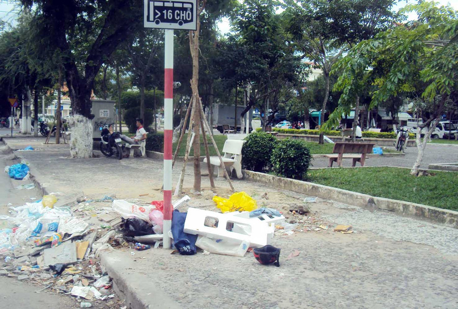 Nhiều điểm người dân tự ý đổ rác tại công viên