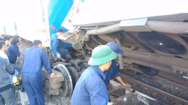 Tàu hỏa trật bánh tại Bình Thuận, hàng loạt chuyến tàu Tết bị chậm giờ - 2