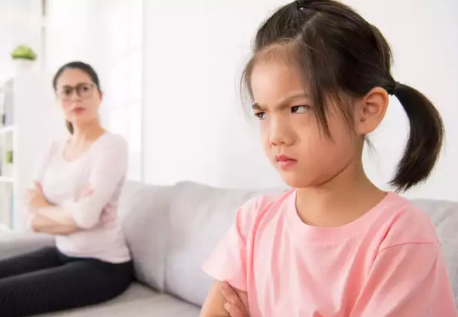 Bất cứ khi nào bạn thấy con mình coi thường hoặc không tôn trọng ai đó vì họ có vẻ yếu thế hơn chúng, hãy ngăn chặn hành vi này ngay lập tức. (Ảnh: ITN). Bất cứ khi nào bạn thấy con mình coi thường hoặc không tôn trọng ai đó vì họ có vẻ yếu thế hơn chúng, hãy ngăn chặn hành vi này ngay lập tức. (Ảnh: ITN).