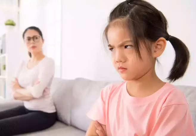 Bất cứ khi nào bạn thấy con mình coi thường hoặc không tôn trọng ai đó vì họ có vẻ yếu thế hơn chúng, hãy ngăn chặn hành vi này ngay lập tức. (Ảnh: ITN).